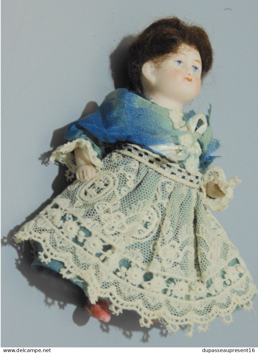 -POUPEE MIGNONETTE PORCELAINE/BISCUIT YEUX PEINTS BLEUS VITRINE jus de grenier    E