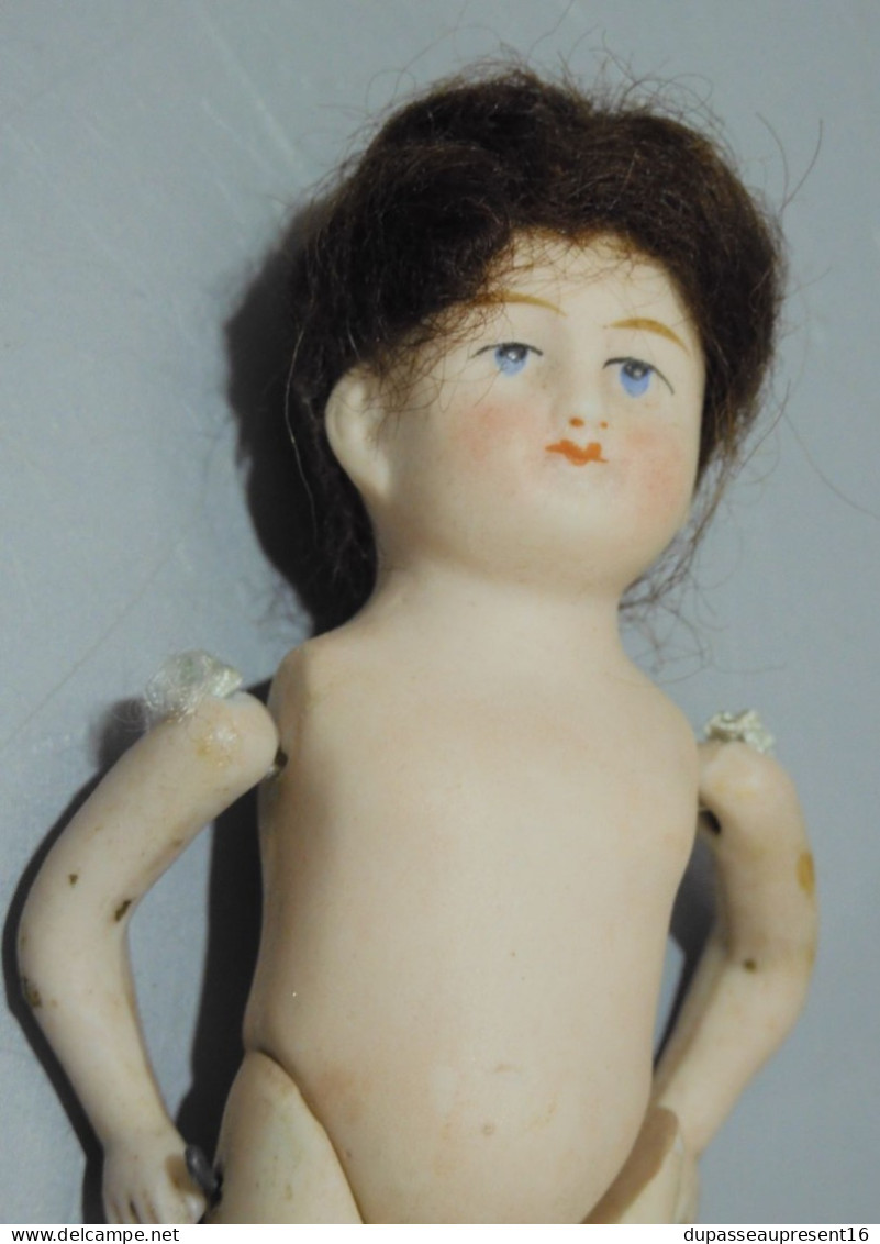 -POUPEE MIGNONETTE PORCELAINE/BISCUIT YEUX PEINTS BLEUS VITRINE jus de grenier    E