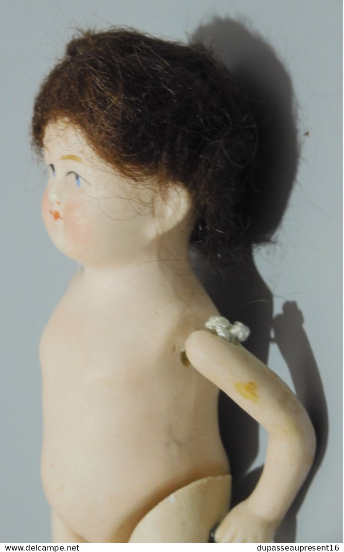 -POUPEE MIGNONETTE PORCELAINE/BISCUIT YEUX PEINTS BLEUS VITRINE jus de grenier    E