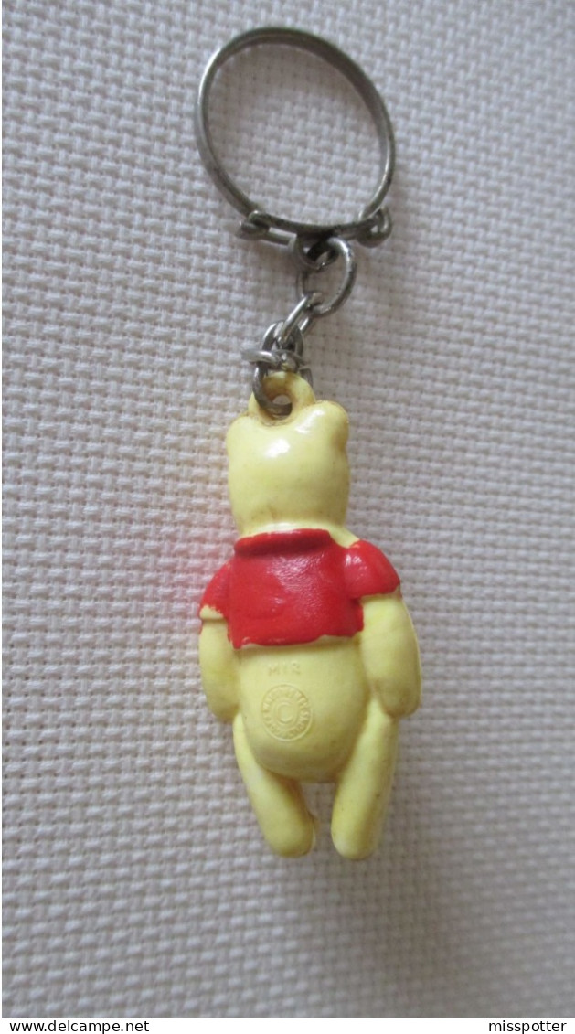 Porte Clé Vintage  Figurine Winnie L'ourson Produits Mir Walt Disney Figurine 4 Cm Haut ( Sans Compter L'attache ) - Key-rings