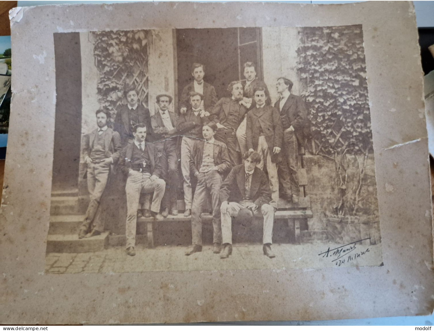 Grande Photo Représentant Un Groupe De Jeunes Hommes (étudiants  Ou Artistes) Début XXème - Photo Signée - Non Classificati