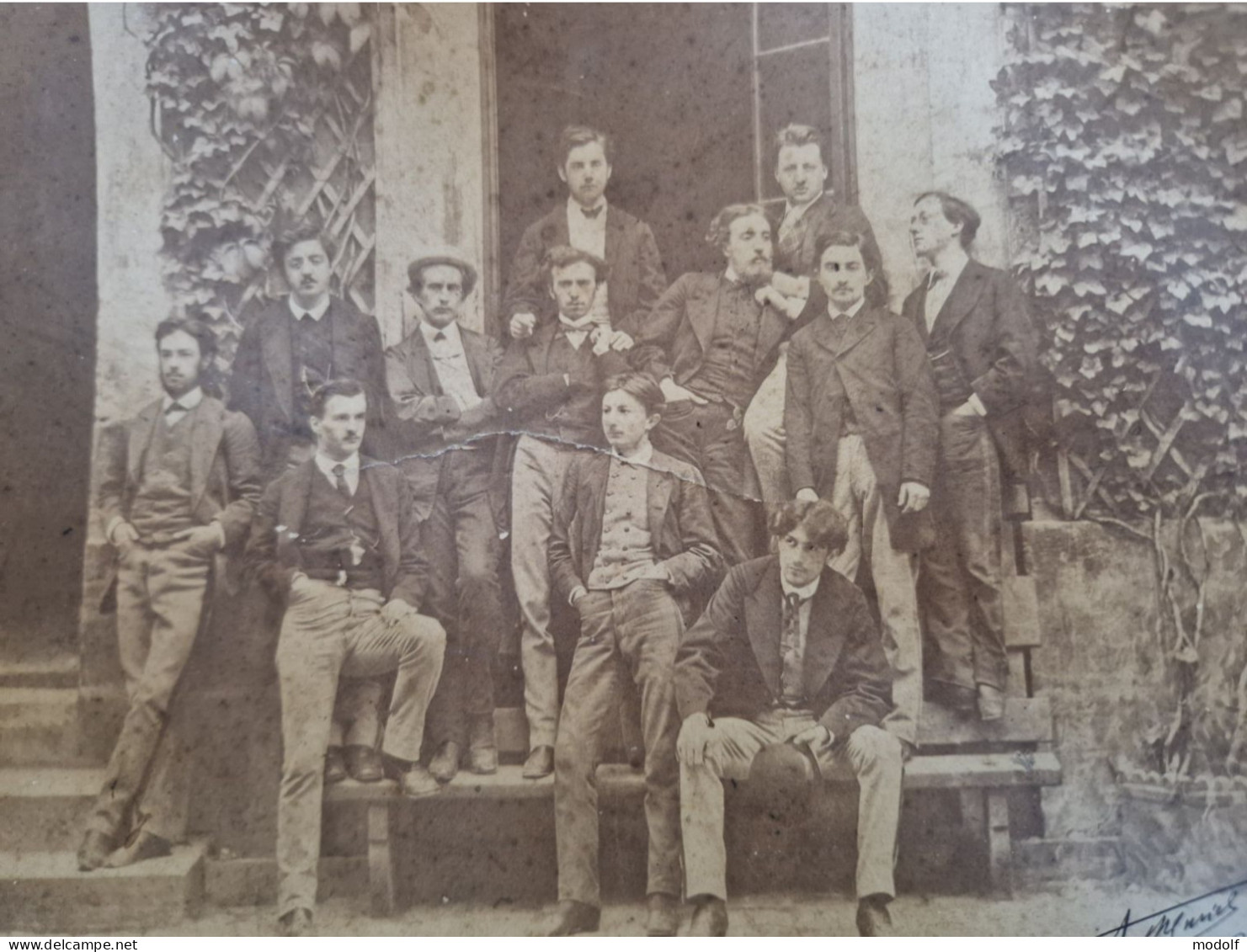 Grande Photo Représentant Un Groupe De Jeunes Hommes (étudiants  Ou Artistes) Début XXème - Photo Signée - Ohne Zuordnung