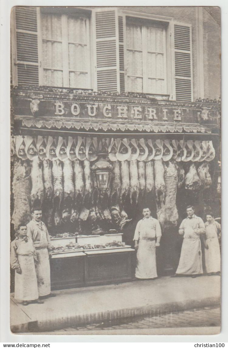 CARTE PHOTO - DEVANTURE D'UNE BOUCHERIE - BOUCHERS DEVANT UN ETAL - CARCASSES DE VIANDE - 2 SCANS - - A Identifier