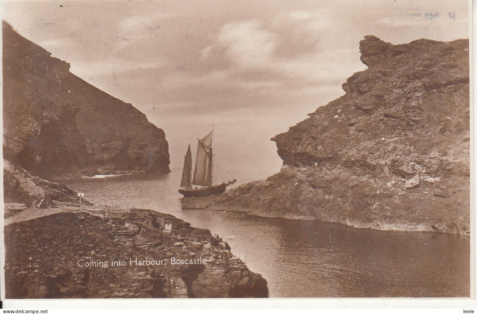 B08. Vintage Postcard. Sailing Boat. Coming Into Harbour. Boscastle. Cornwall. - Autres & Non Classés