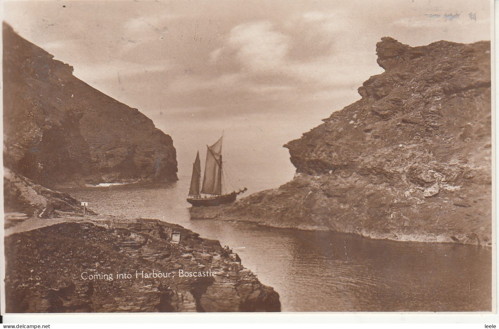 B08. Vintage Postcard. Sailing Boat. Coming Into Harbour. Boscastle. Cornwall. - Other & Unclassified