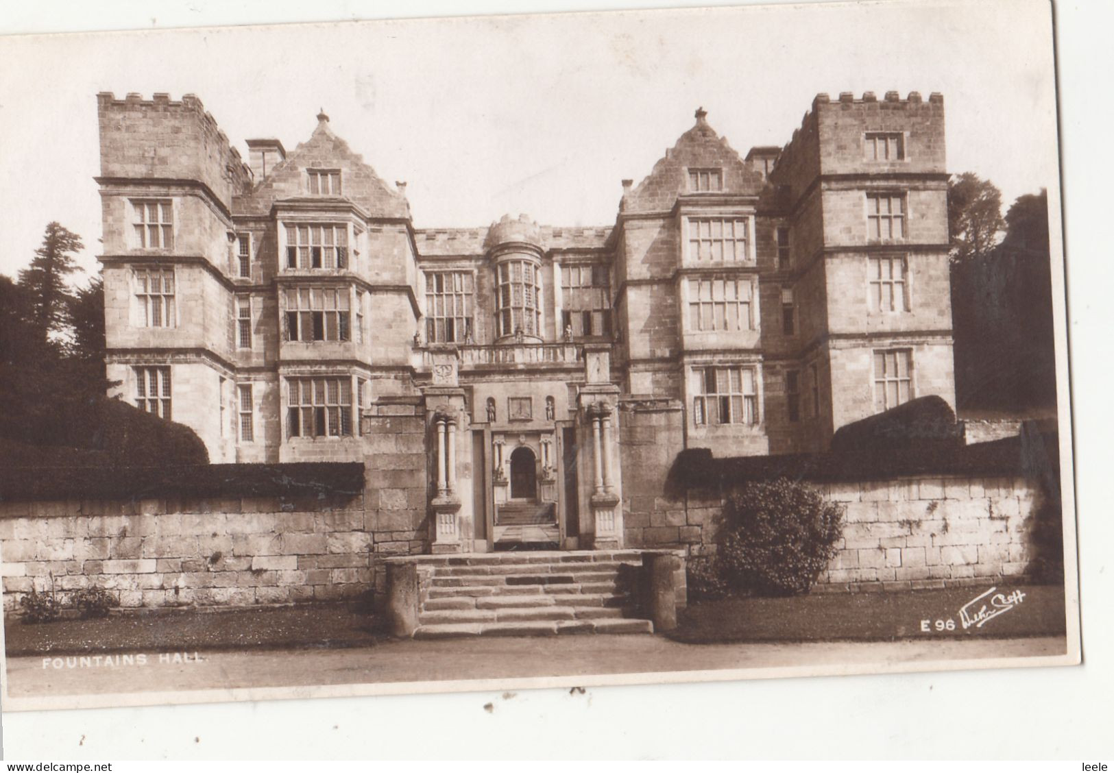 B85. Vintage Postcard. Fountains Hall. Yorkshire - Otros & Sin Clasificación