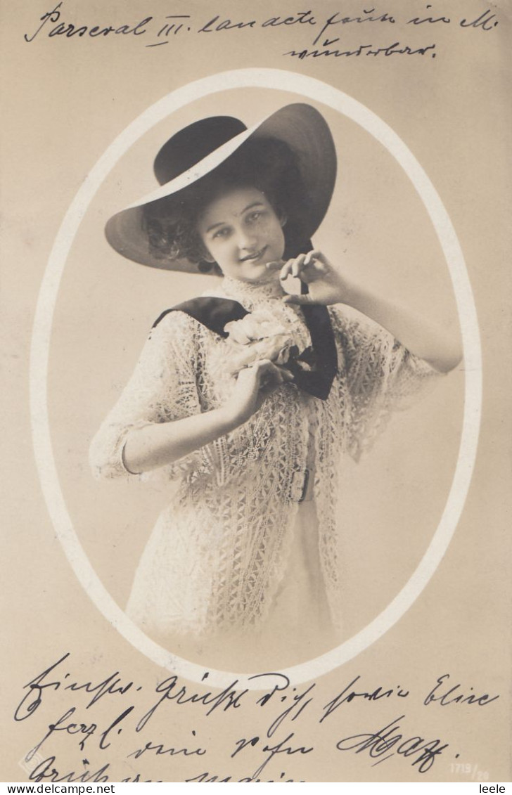 B01. Vintage Postcard. Young Lady In A Large Straw Hat. - Donne