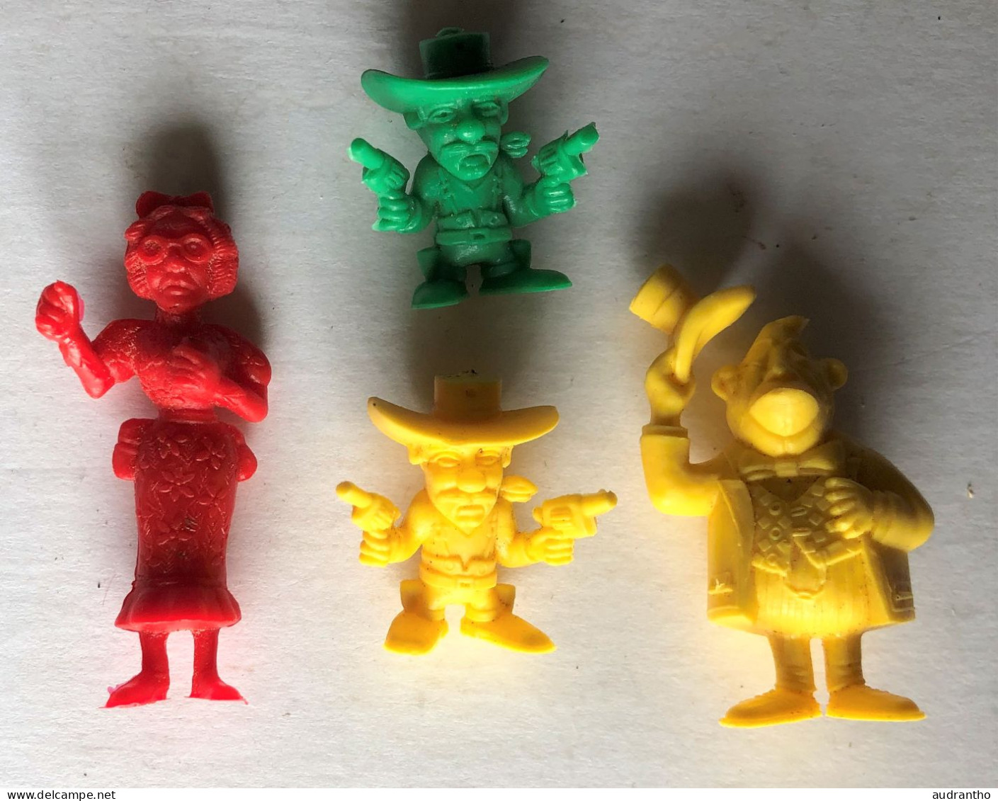 à choisir 3 mini figurines en plastique vintage Lucky Luke Les Daltons Dargaud La Roche Aux fées