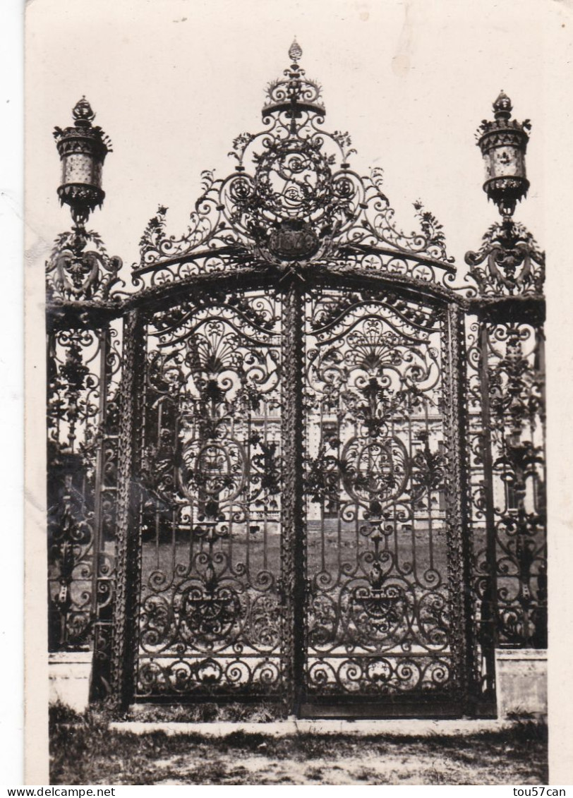 FLIXECOURT  -   SOMME   -   (80)  -  CPA  DE  1951  -  LA  GRILLE  DU CHÂTEAU. - Flixecourt