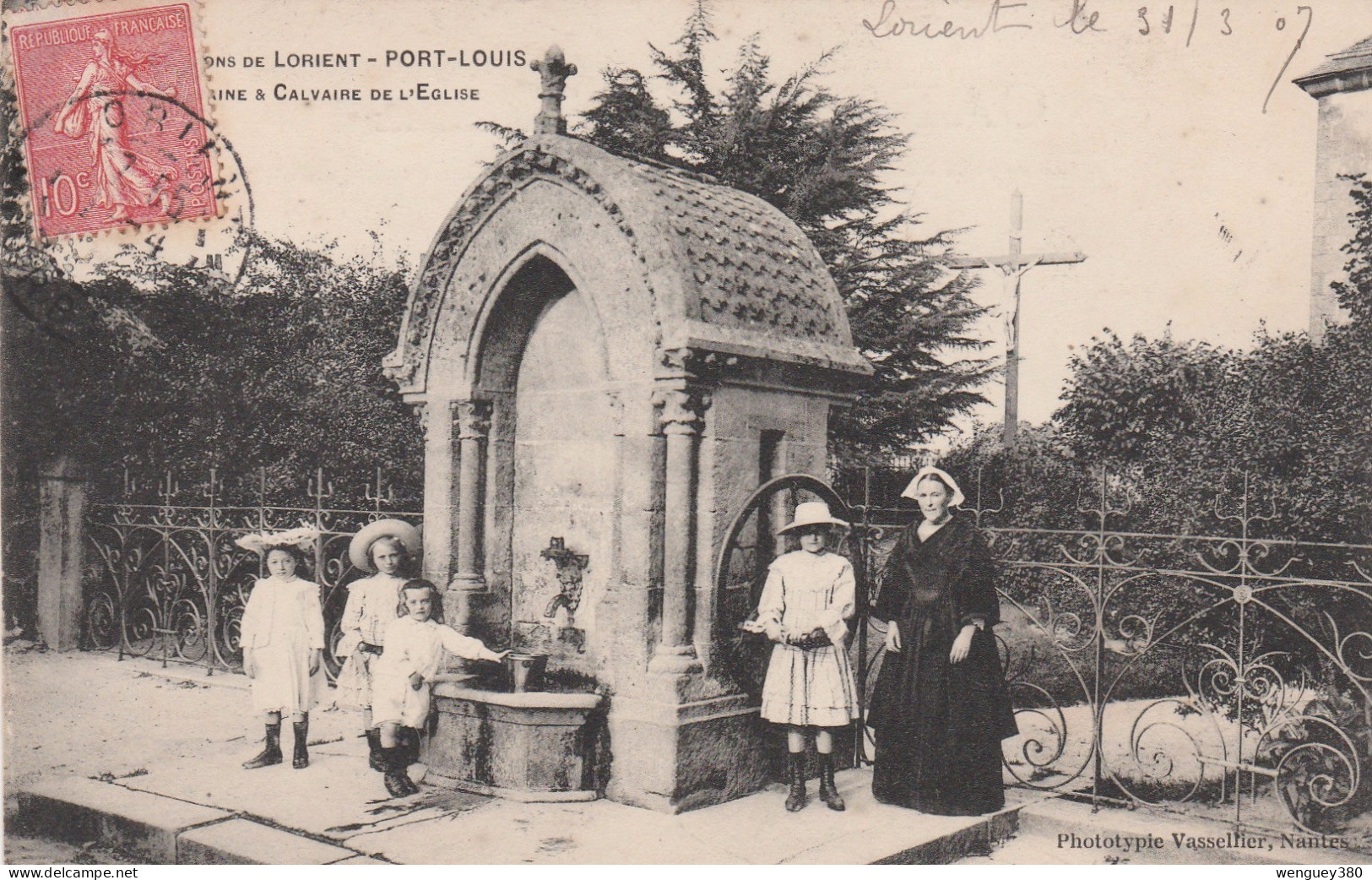 56 PORT-LOUIS   LOCMIQUELI    Env. De LORIENT.     FONTAINE Et CALVAIRE  DE L'EGLISE     SUP PLAN 1907.  RARE - Port Louis