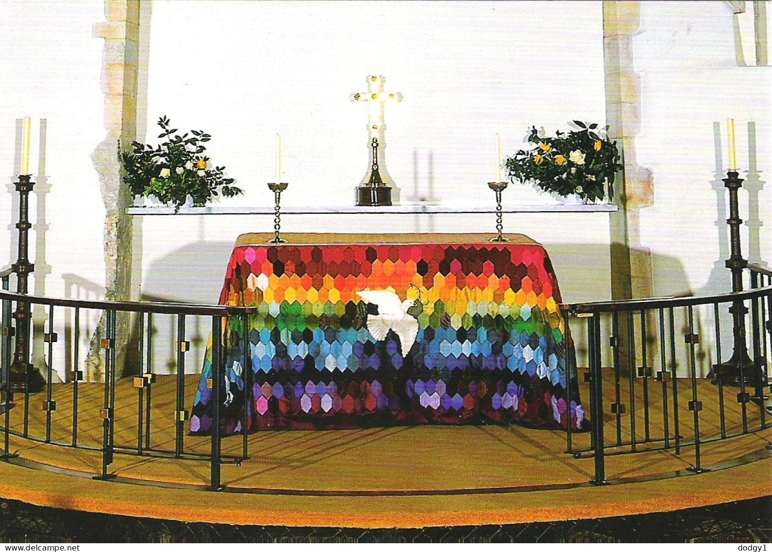 THE ALTAR FRONTAL, ST. LAWRENCE CHURCH, WINCHESTER, HAMPSHIRE. UNUSED POSTCARD Mm6 - Churches & Convents