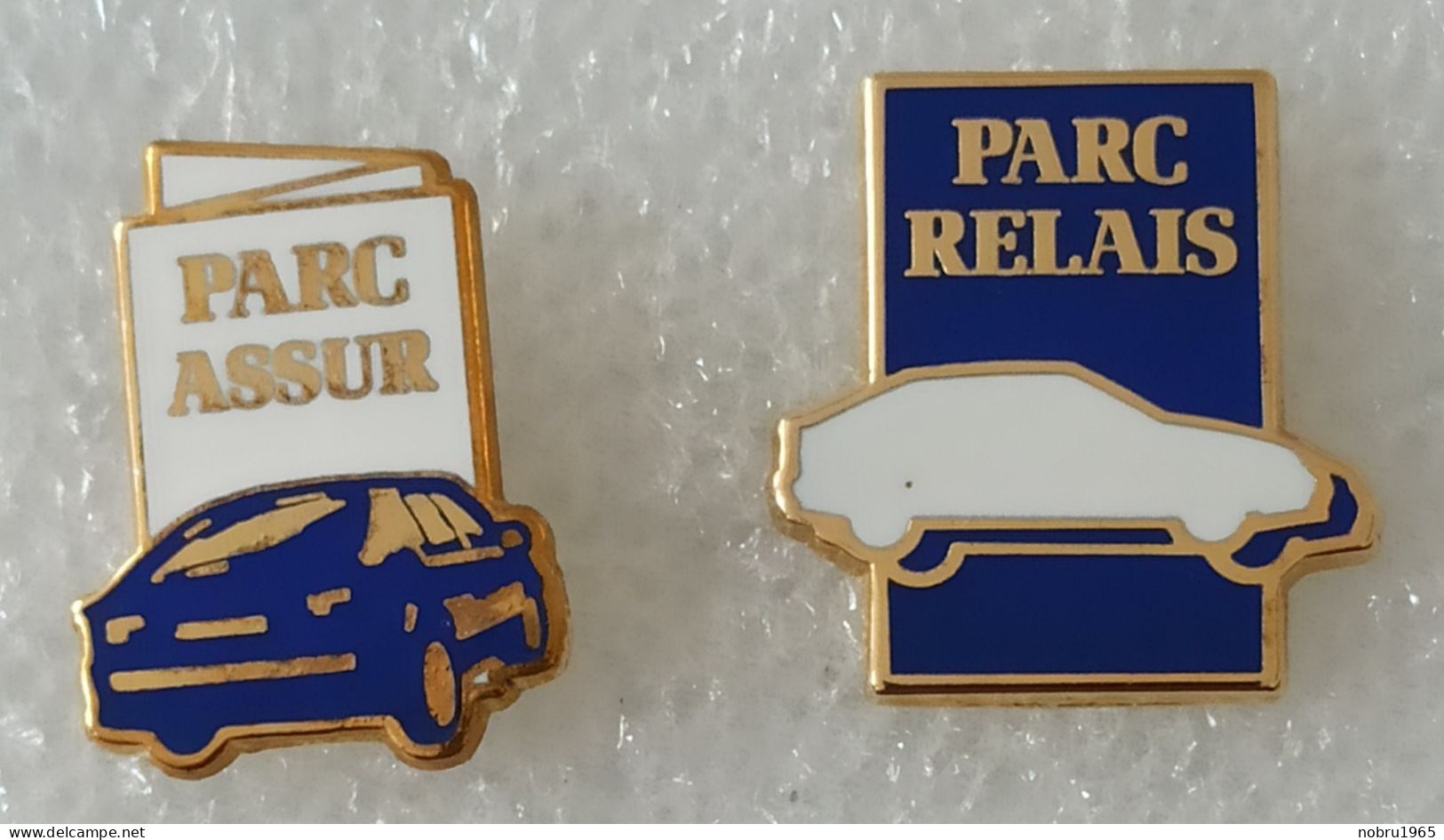 2 Pin's RENAULT Parc Assur Et Parc Relais - Renault