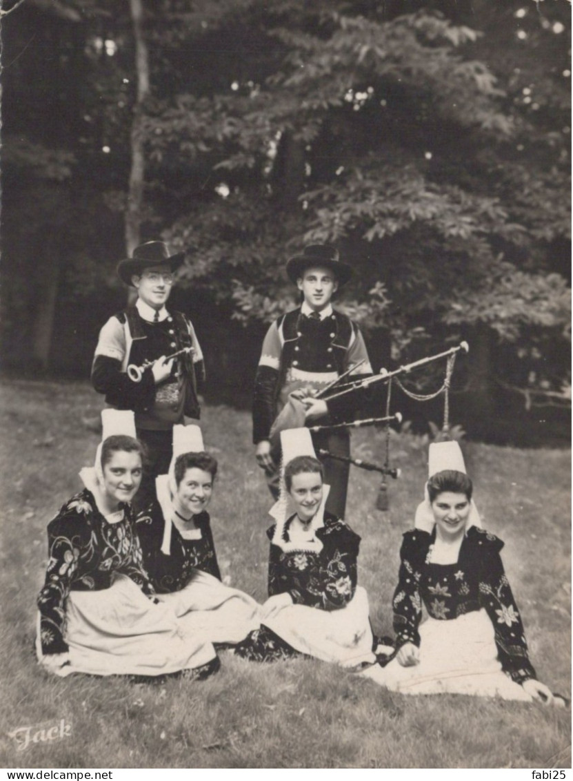 SONNEURS ET JEUNES FILLES EN COSTUME DE QUIMPER - Quimper