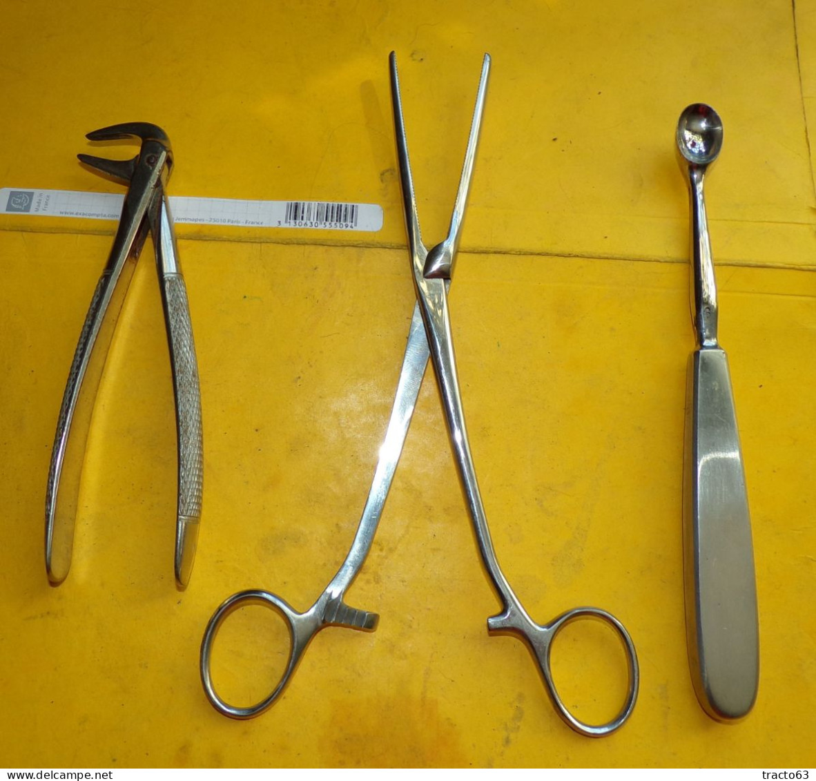 SERVICE DE SANTE : OUTIL MEDICAL LOT DE TROIS ARTICLES  A OPERATION : UNE PINCE DENTAIRE + UNE GRANDE PINCE + UN GRATTOI - Equipment