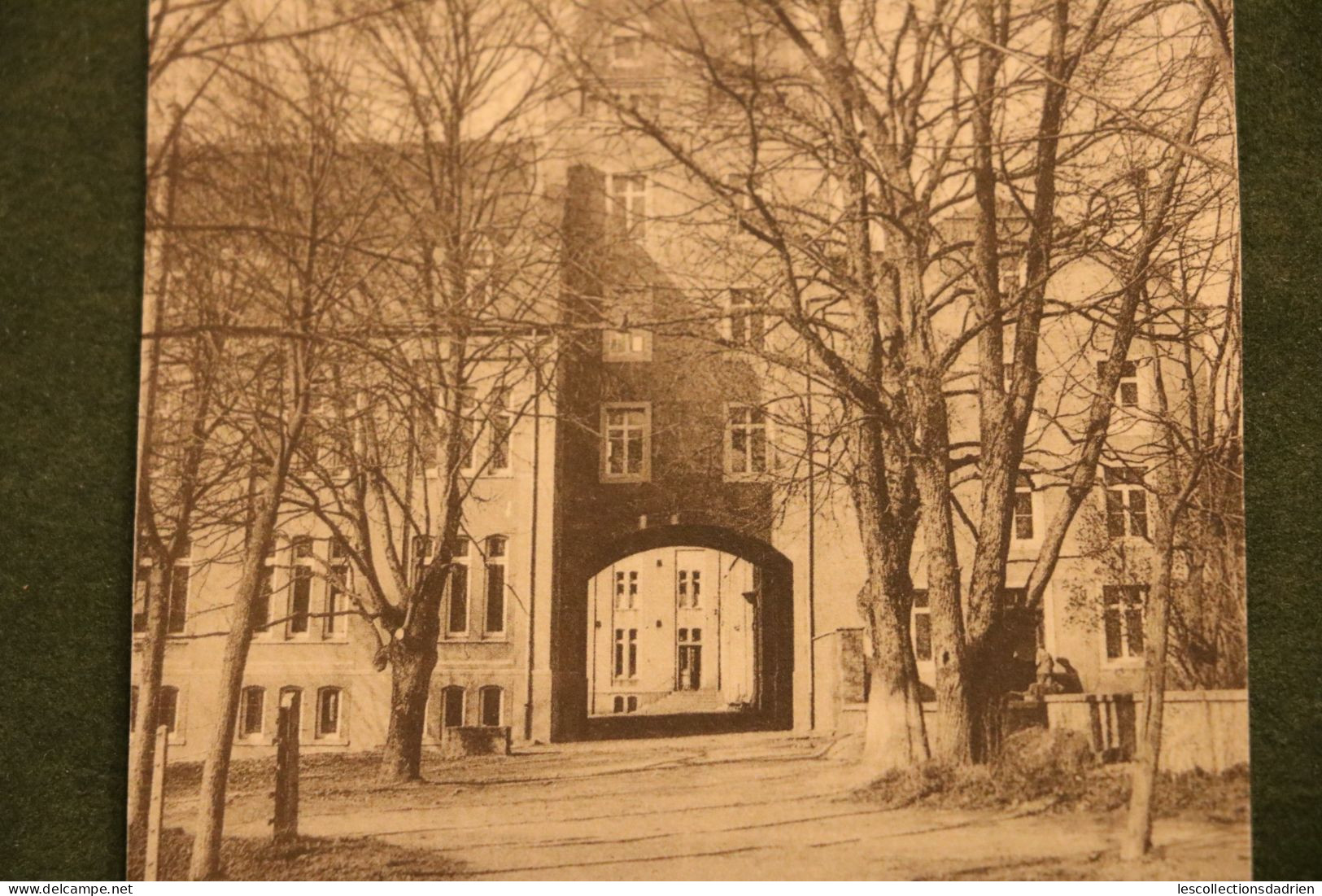 Carte Postale Virton école Pierrard Cour D'honneur - Virton