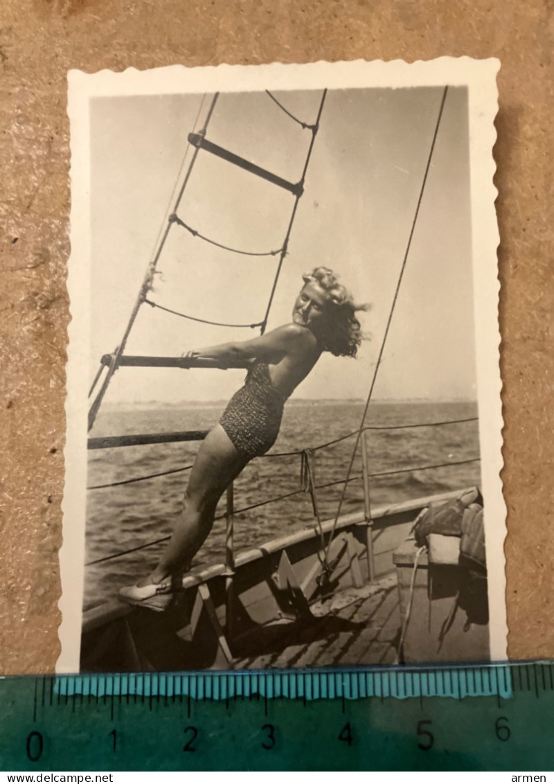 Réal Photo Pin-up Une Jolie Femme Sur La Bateau Voilier - Pin-Ups