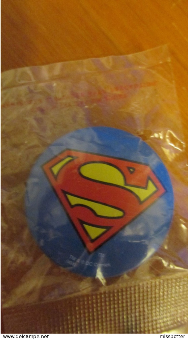 Lot 2 Badges Comics Superman Offerts Par Quick Le Badge Superman Fait 3,5 Cm De Diamètre Dans Sachet D'origine Scellé - Andere & Zonder Classificatie