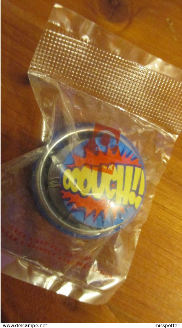 Lot 2 Badges Comics Superman Offerts Par Quick Le Badge Superman Fait 3,5 Cm De Diamètre Dans Sachet D'origine Scellé - Andere & Zonder Classificatie