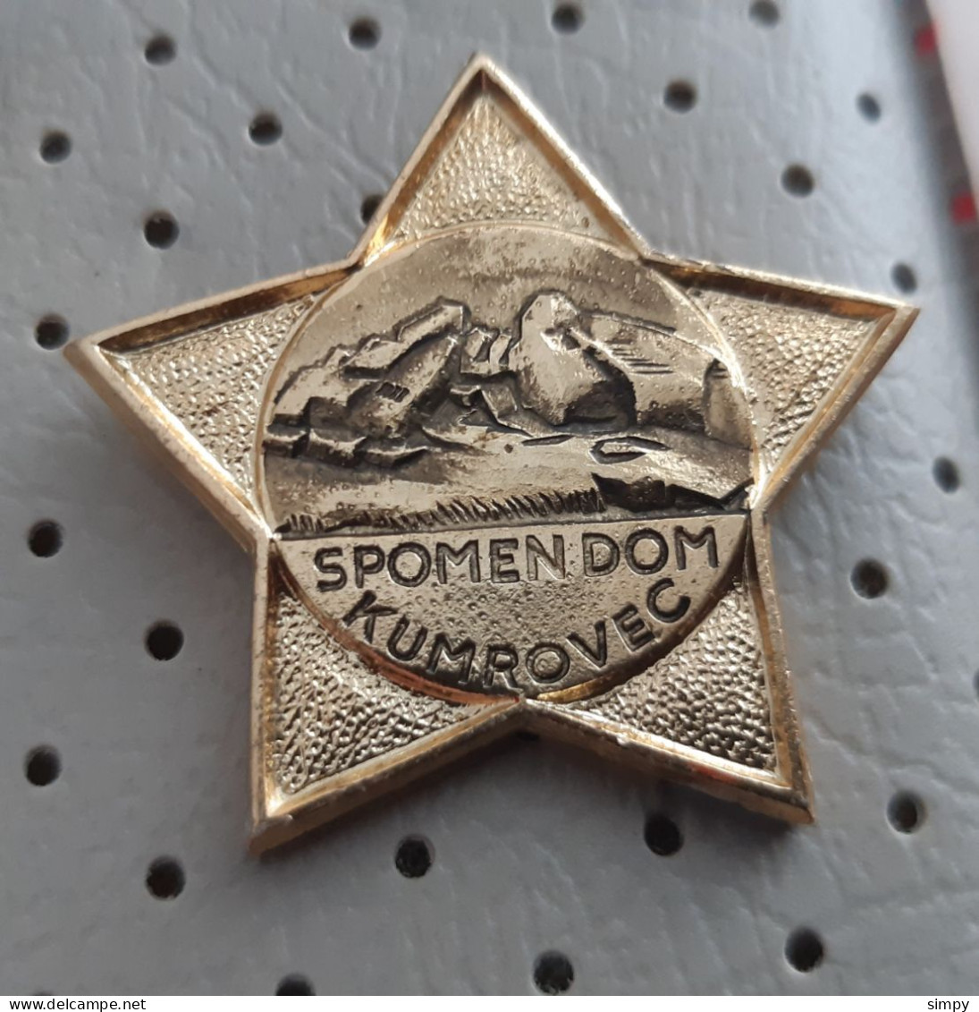 Spomen Dom Kumrovec House Of Dom Fighters And Youth Of Yugoslavia Pin - Celebrities