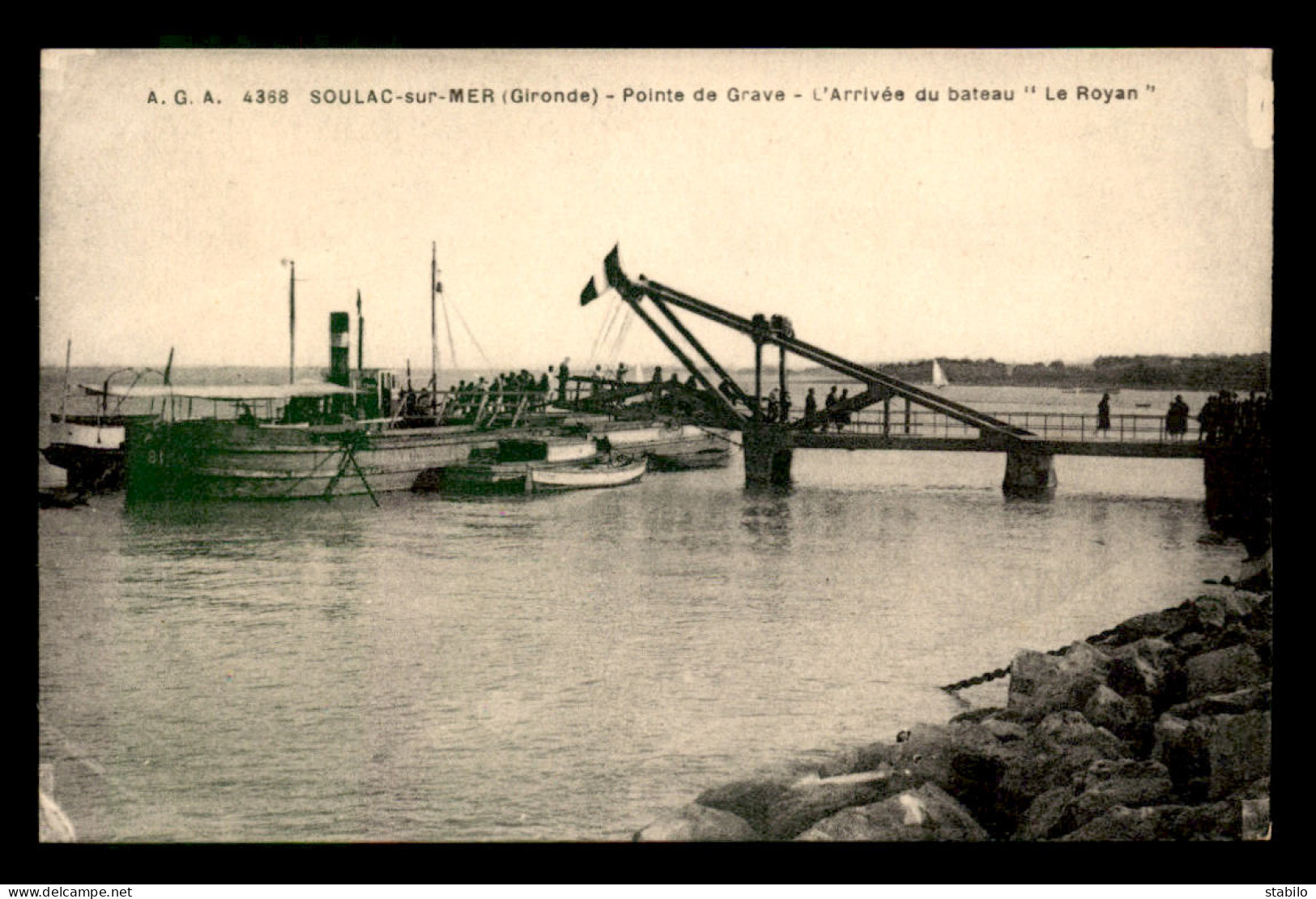 33 - SOULAC-SUR-MER - POINTE DE GRAVE - L'ARRIVEE DU BATEAU LE ROYAN - Soulac-sur-Mer