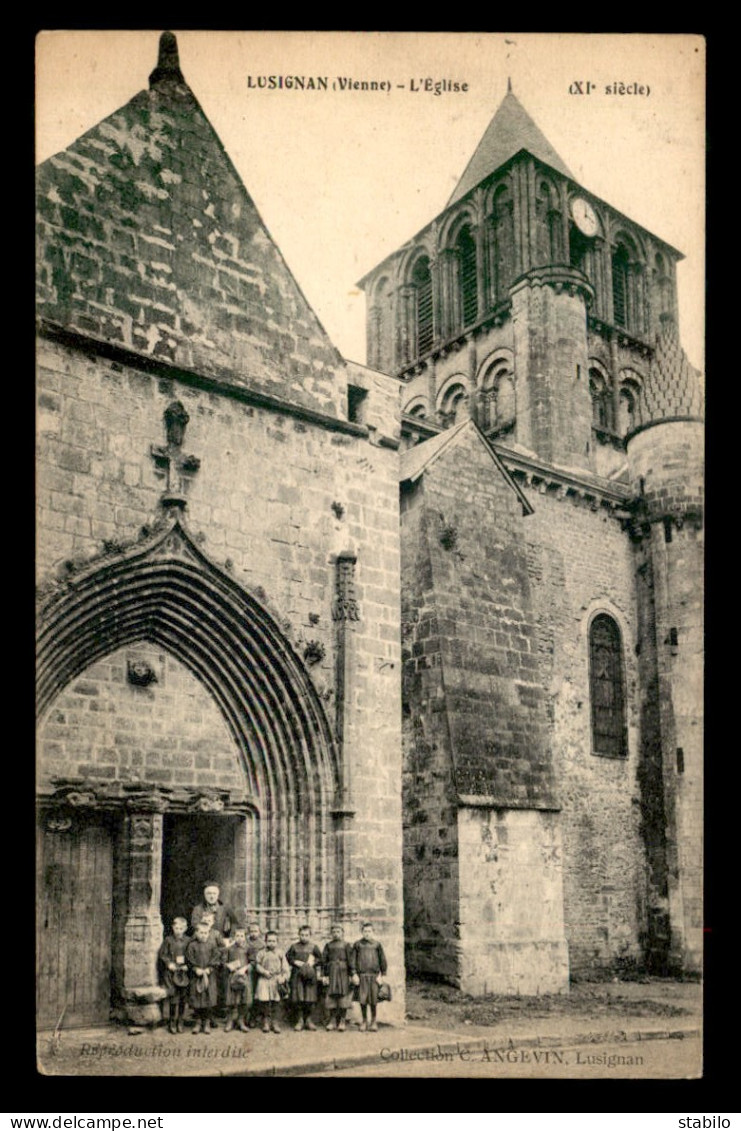 86 - LUSIGNAN - ENFANTS DEVANT LE PORTAIL DE L'EGLISE - Lusignan