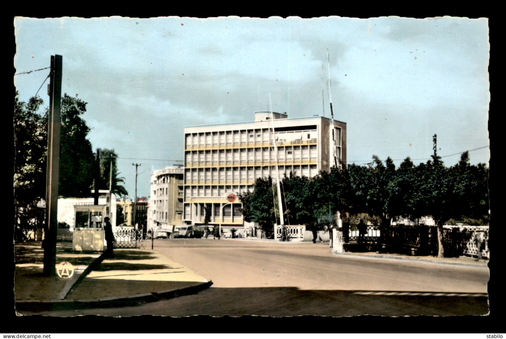 ALGERIE - MOSTAGANEM - AVENUE ANATOLE FRANCE ET HOTEL DES FINANCES - Mostaganem