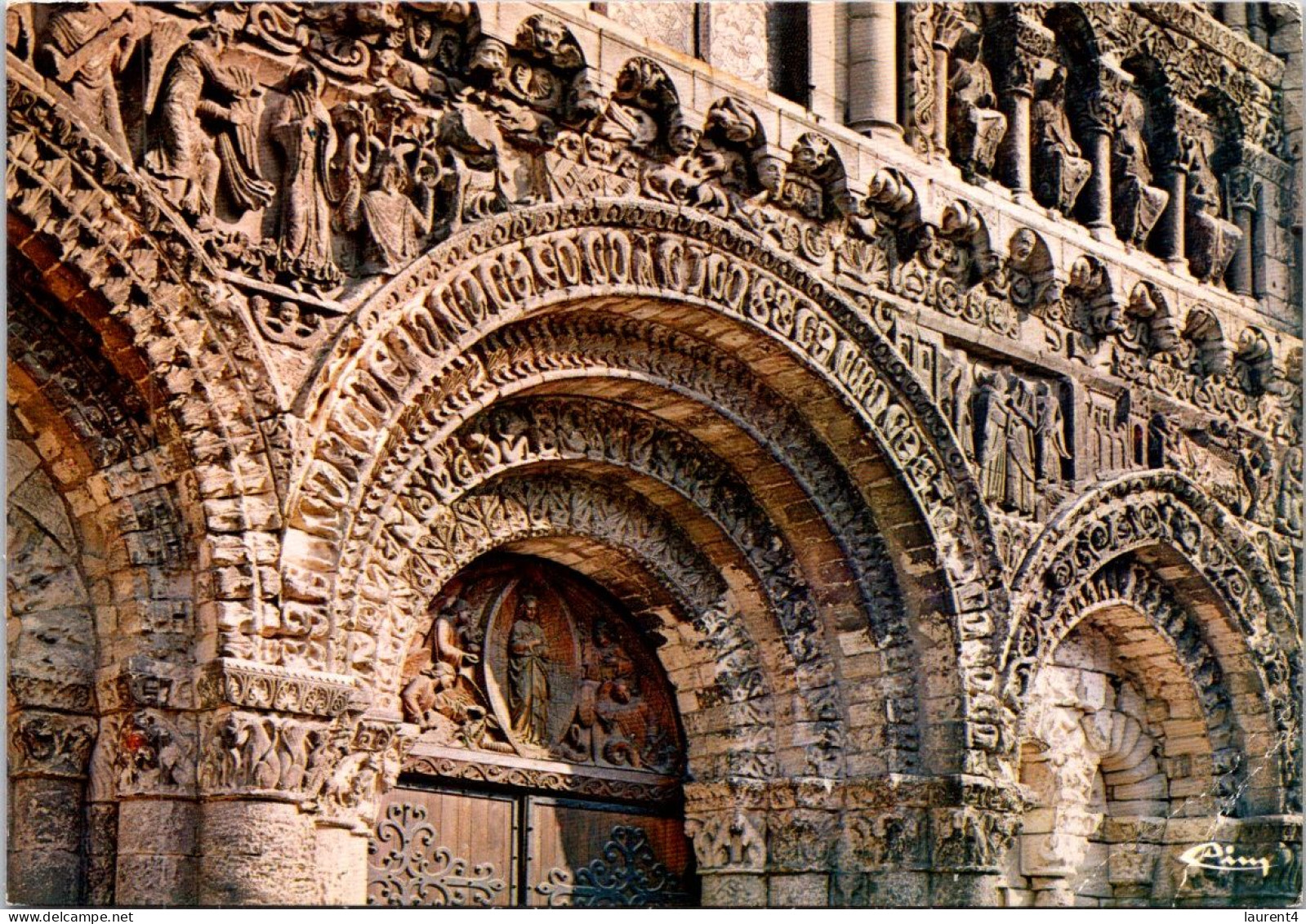 22-4-2024 (2 Z 43) France - Poitiers Portail De L'Eglise Romane - Castelli