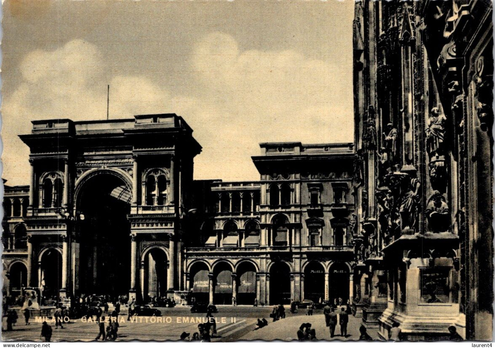 22-4-2024 (2 Z 43) Italy (b/w) Milano Galerie Vicor Emmanuel II (shopping Arcade) Outside View - Geschäfte