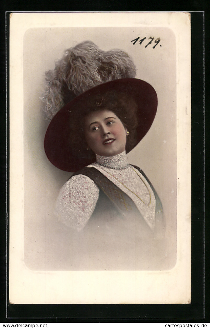 AK Junge Frau Mit Einem Geschmücktem Hut  - Mode