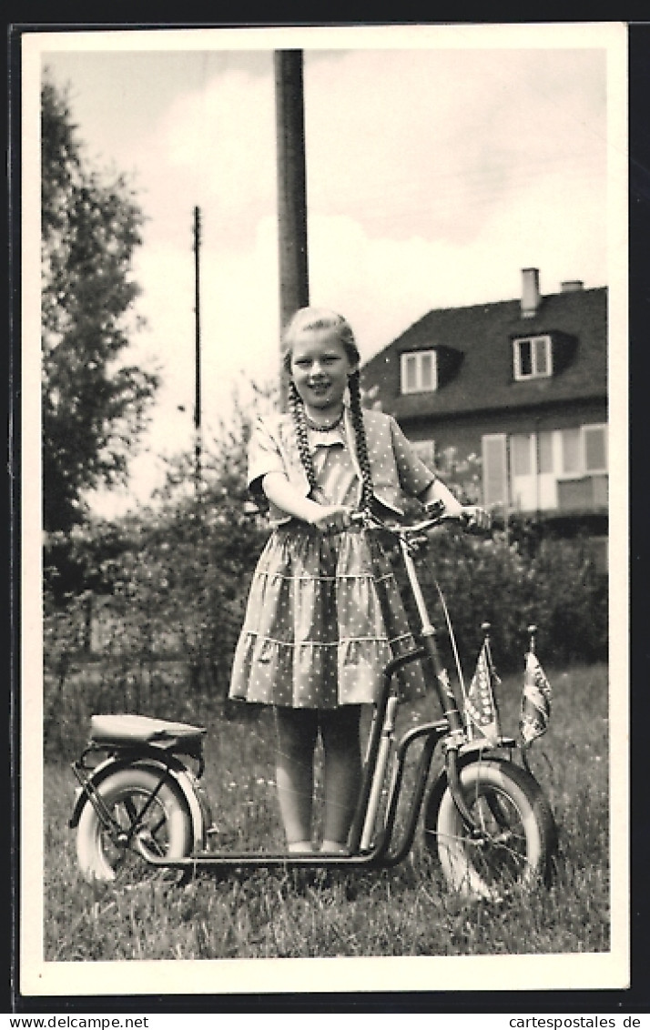 AK Junges Mädchen Mit Einem Roller Im Garten  - Used Stamps