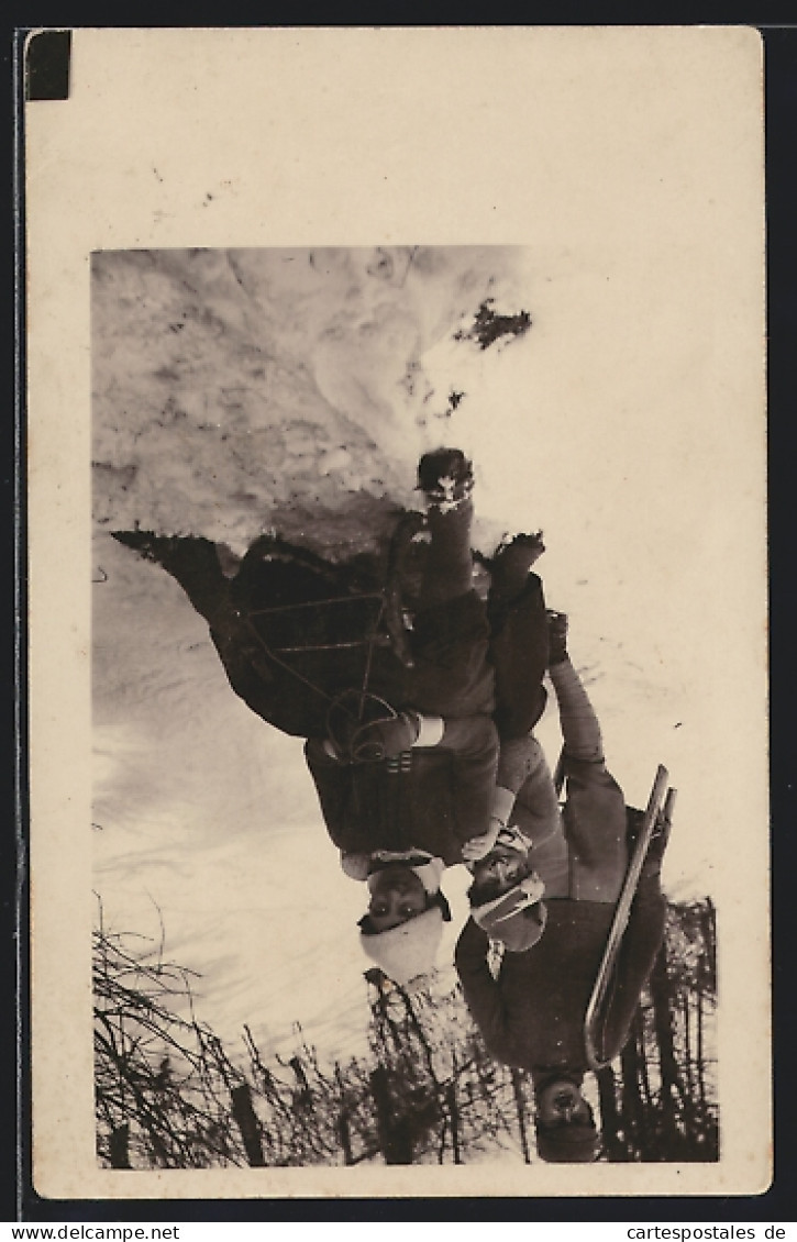 Foto-AK Familie Auf Einem Schlitten Im Schnee  - Wintersport