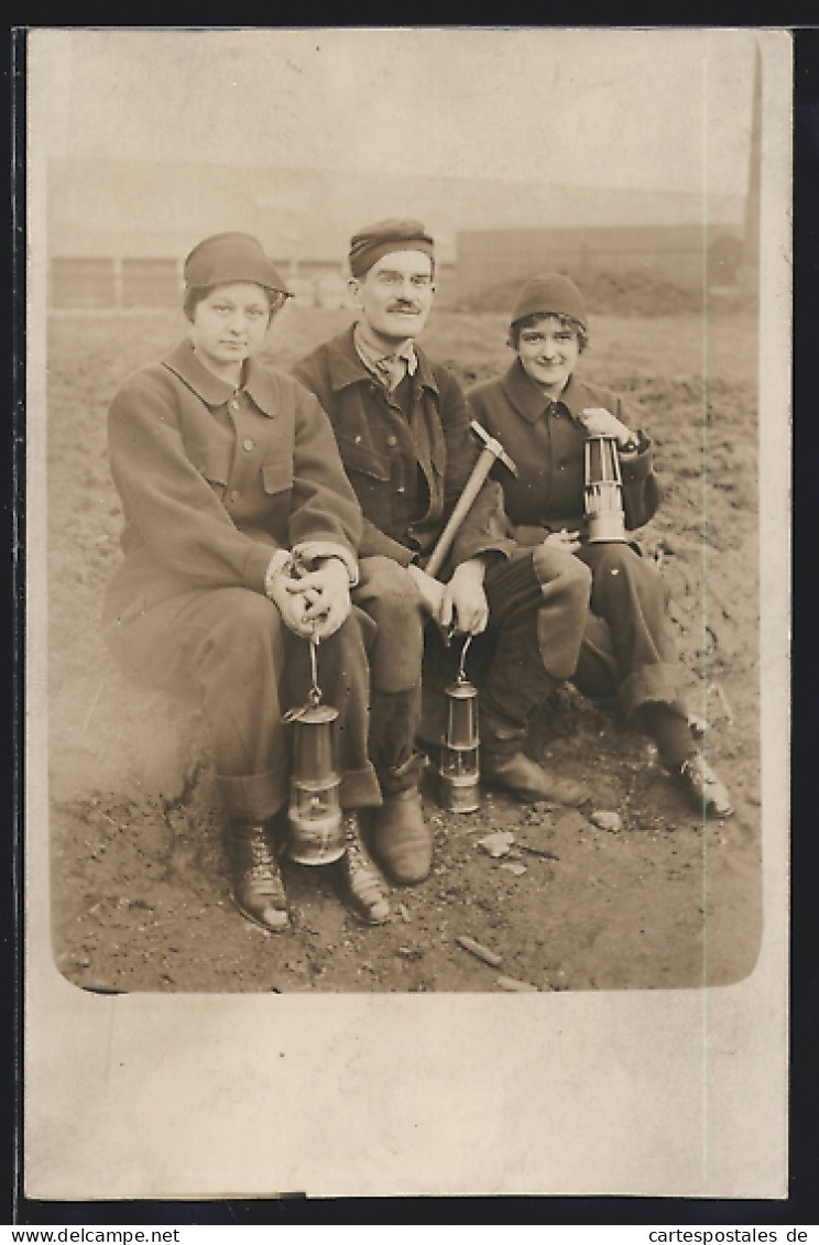 Foto-AK Bergarbeiter Mit Lampen Und Spitzhacke In Ihrer Pause  - Bergbau