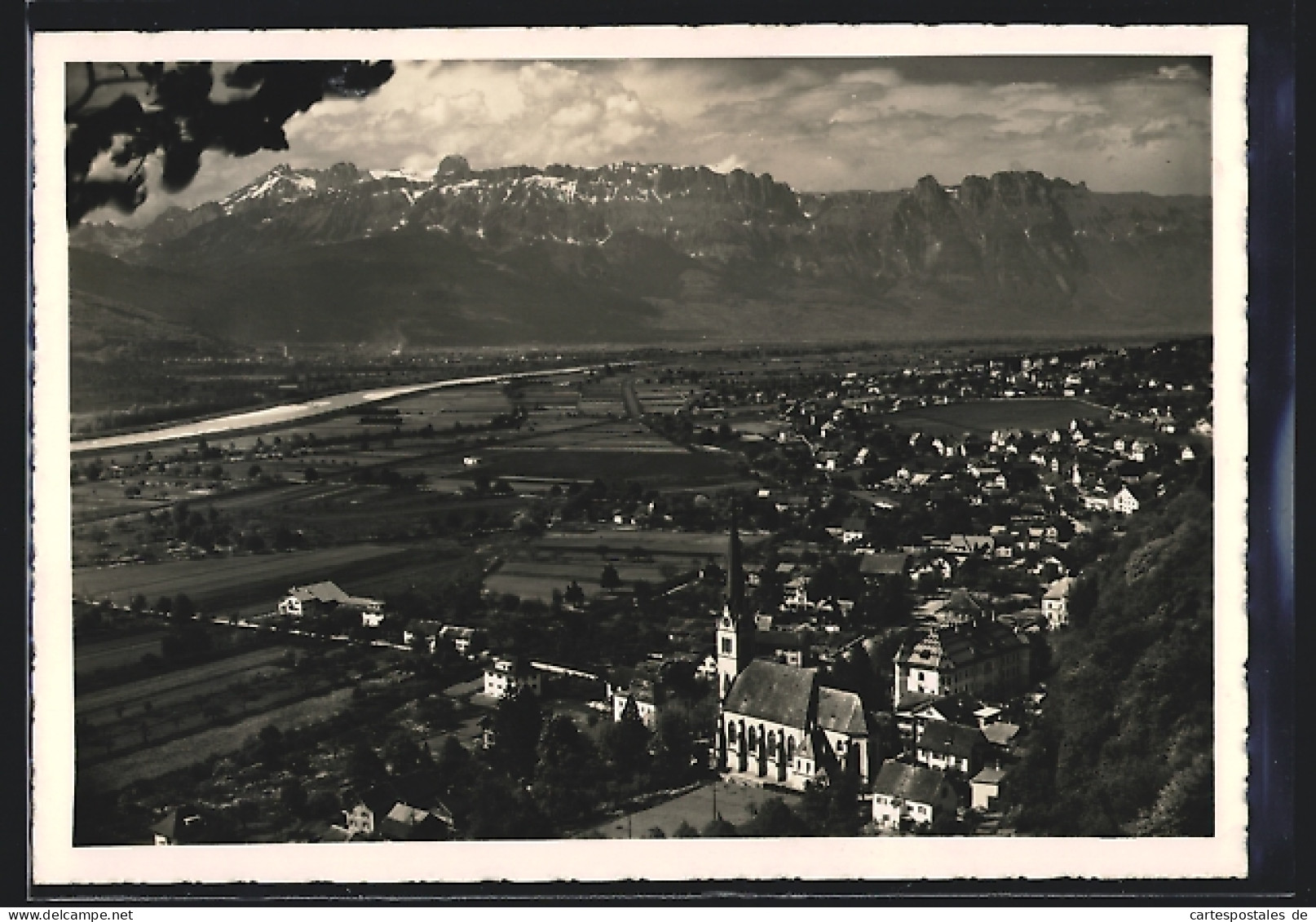 AK Vaduz, Totalansicht Mit Kirche Und Regierungsgebäude  - Liechtenstein