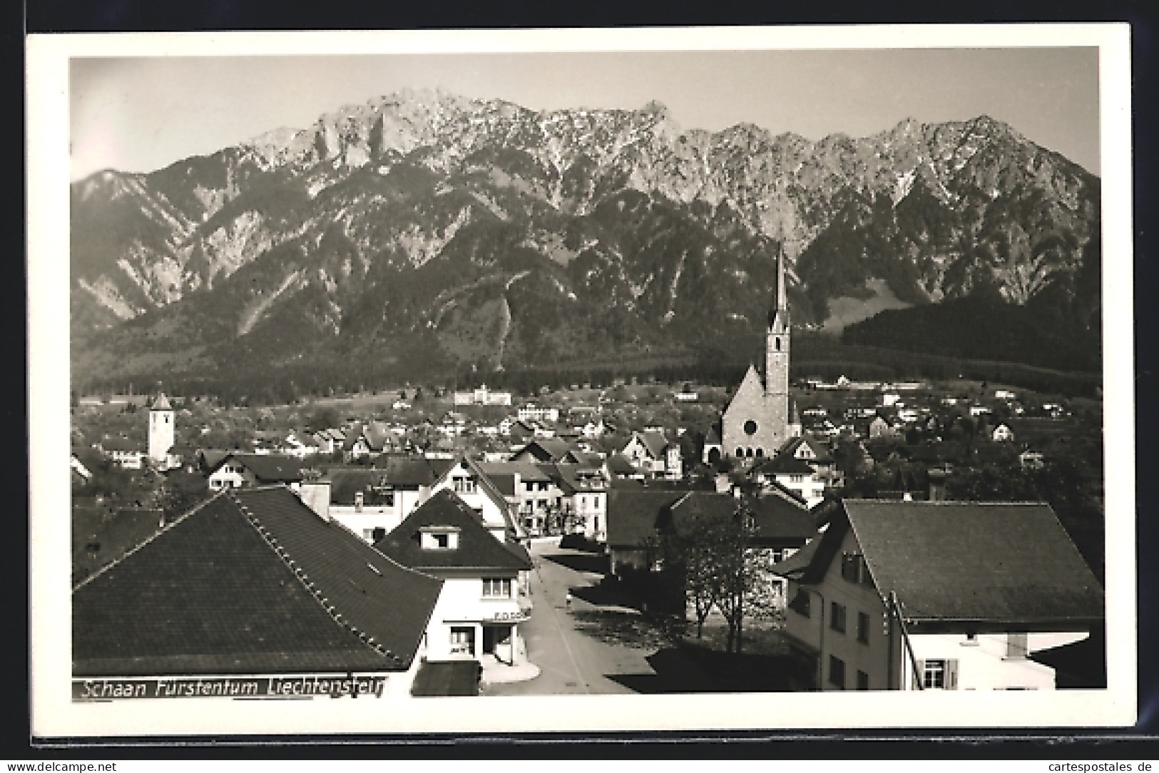 AK Schaan, Teilansicht Mit Strasse Und Kirche  - Liechtenstein