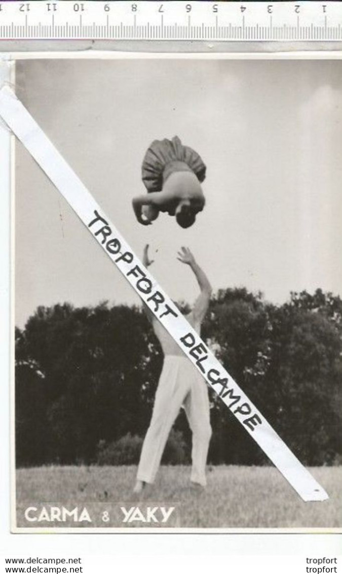Po // Vintage // Old French Circus Photo // Photo Cirque Des Années 80 CARMA Et YAKY Acrobate - Autres & Non Classés