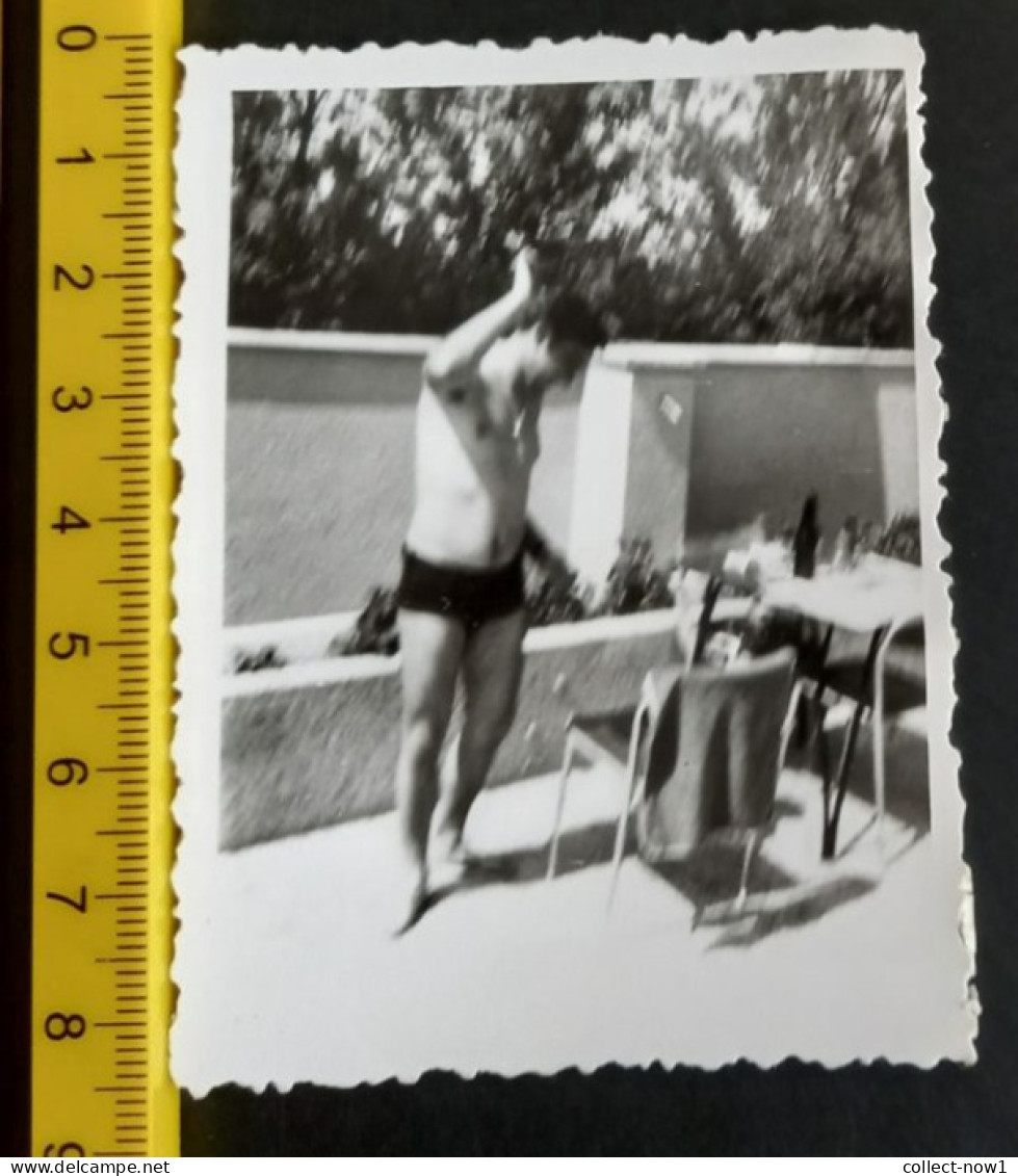 #15  Man On Vacation - On The Beach In A Bathing Suit / Homme En Vacances - Sur La Plage En Maillot De Bain - Personas Anónimos