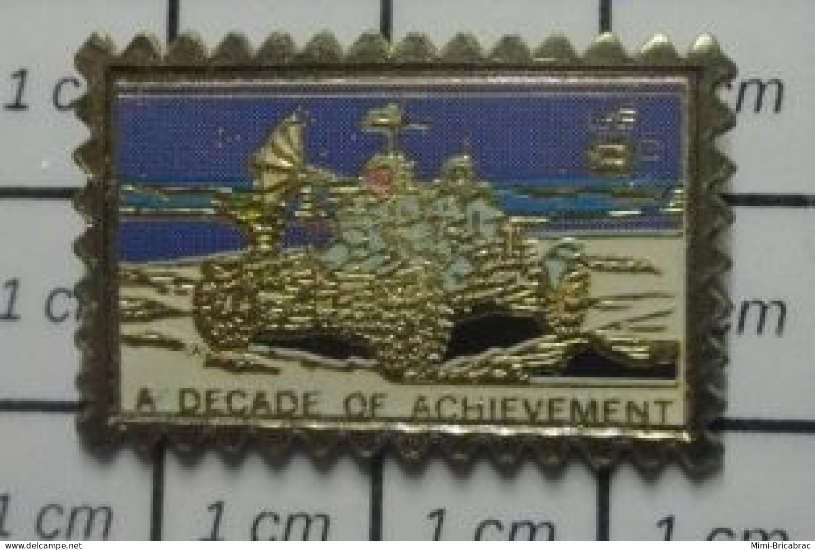 1618A Pin's Pins / Beau Et Rare : ESPACE / NASA JEEP LUNAIRE FORME TIMBRE POSTE USA A DECADE OF ACHIEVEMENT - Ruimtevaart