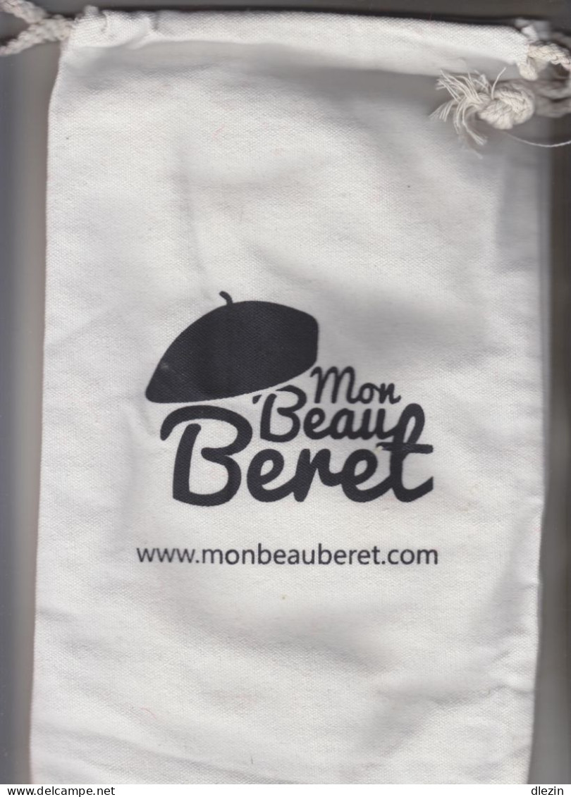 Poche En Tissu Doux, De Marque "Mon Beau Béret". Permet De Protéger Son Béret Quand On Ne S'en Sert Pas. État Neuf. - Army
