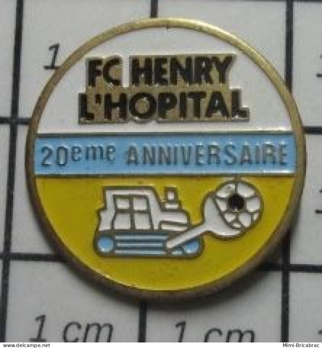 513A Pin's Pins / Beau Et Rare : SPORTS / CLUB FOOTBALL FC HENRY L'HOPITAL BULLDOZER - Voetbal