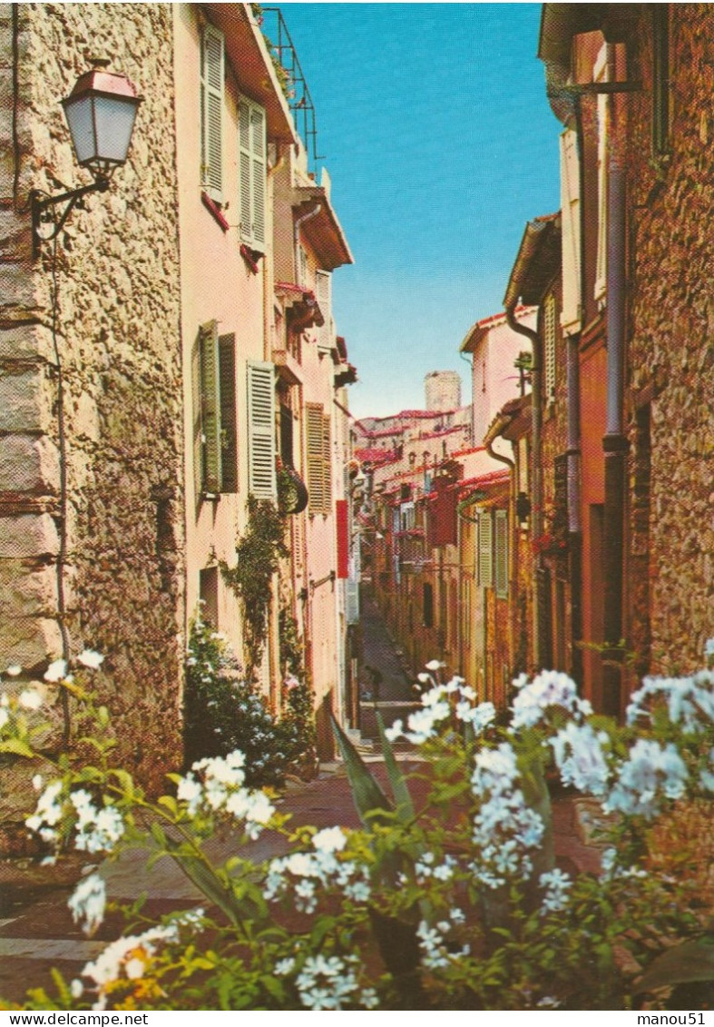 ANTIBES - CPM : La Rue Du Haut Castelet - Antibes - Altstadt