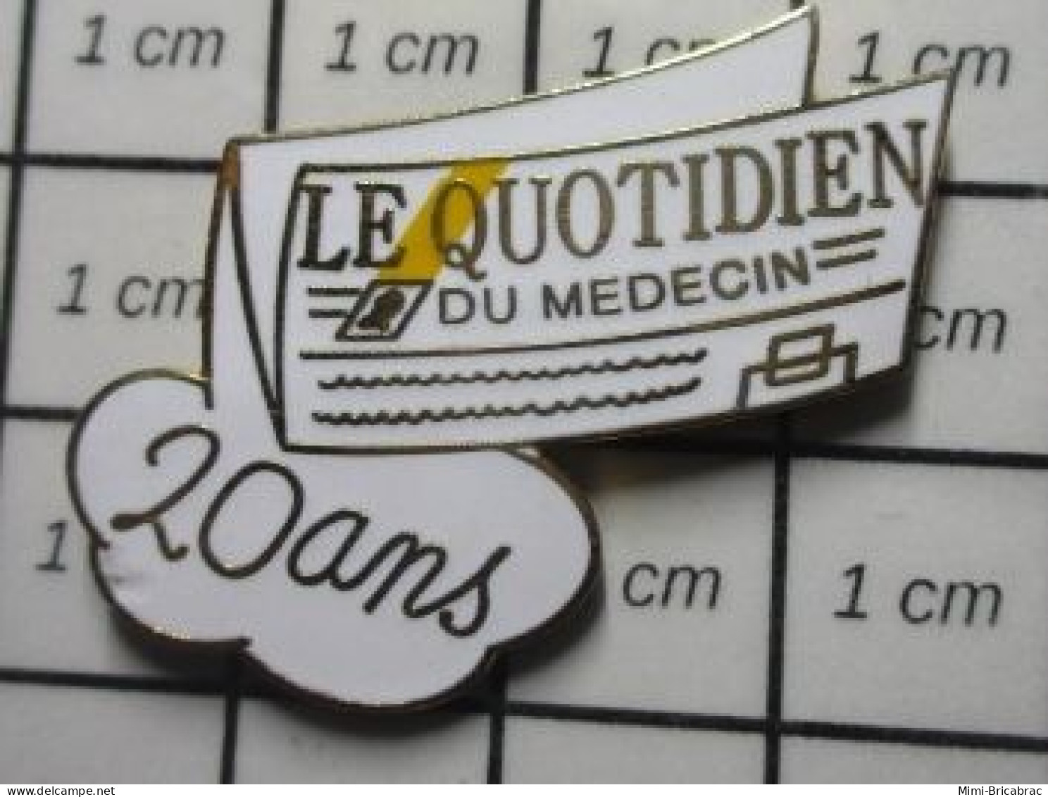 1618A Pin's Pins / Beau Et Rare / MEDIAS / REVUE JOURNAL 20 ANS LE QUOTIDIEN DU MEDECIN .. - Medios De Comunicación