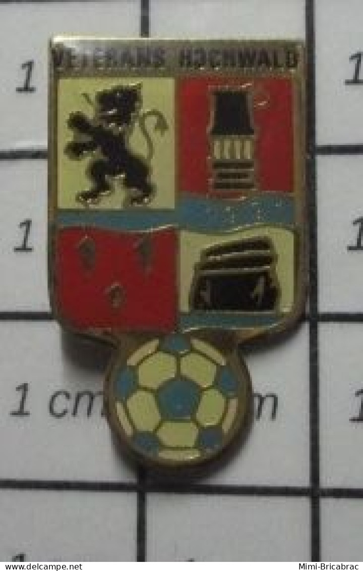 1618B  Pin's Pins / Beau Et Rare : SPORTS /  CLUB FOOTBALL VETERANS HOCHWALD BLASON ARMOIRIES - Voetbal