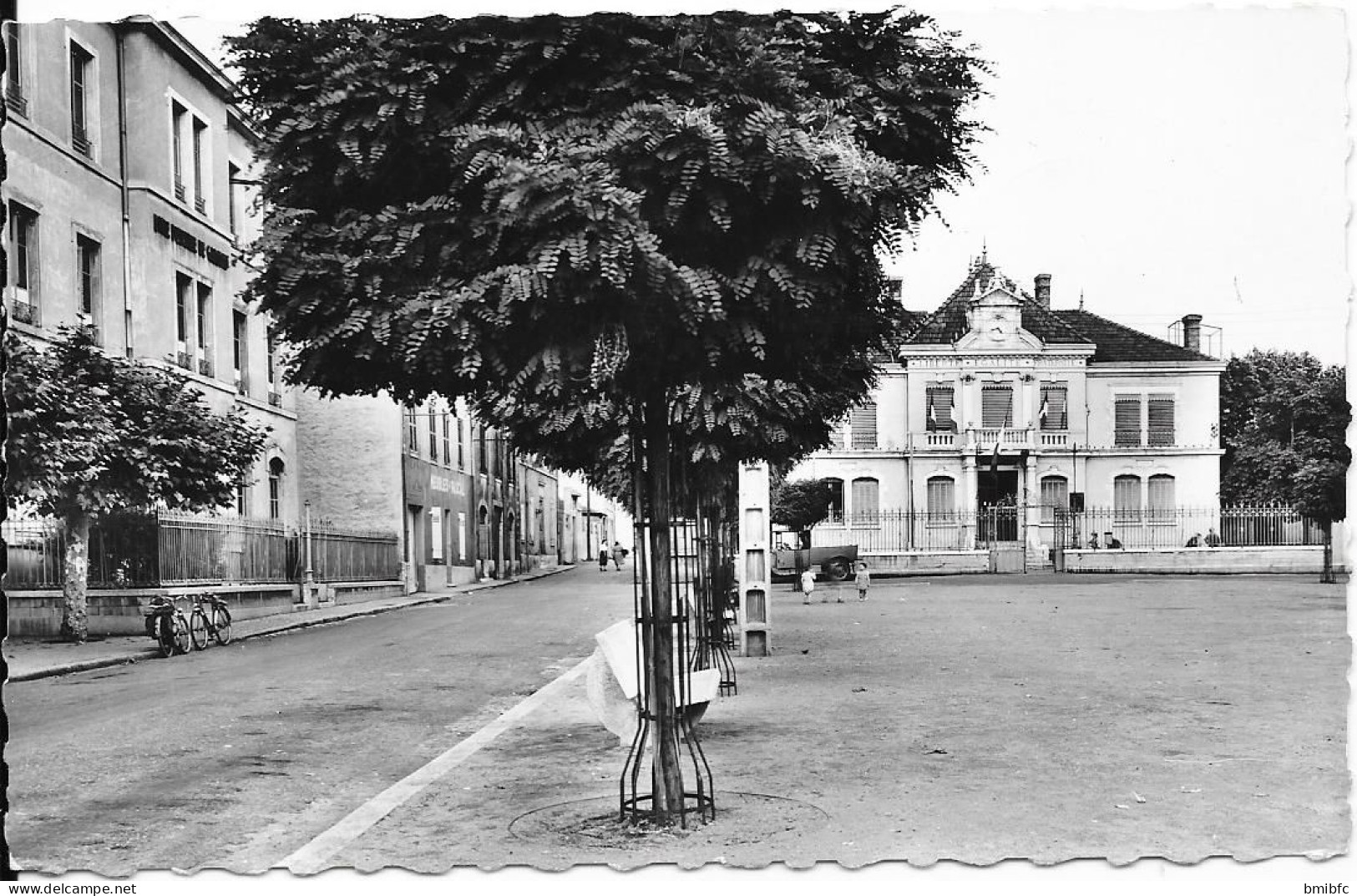 PIERRE BENITE - La Place à Gauche L'École Au Fond La Mairie - Pierre Benite