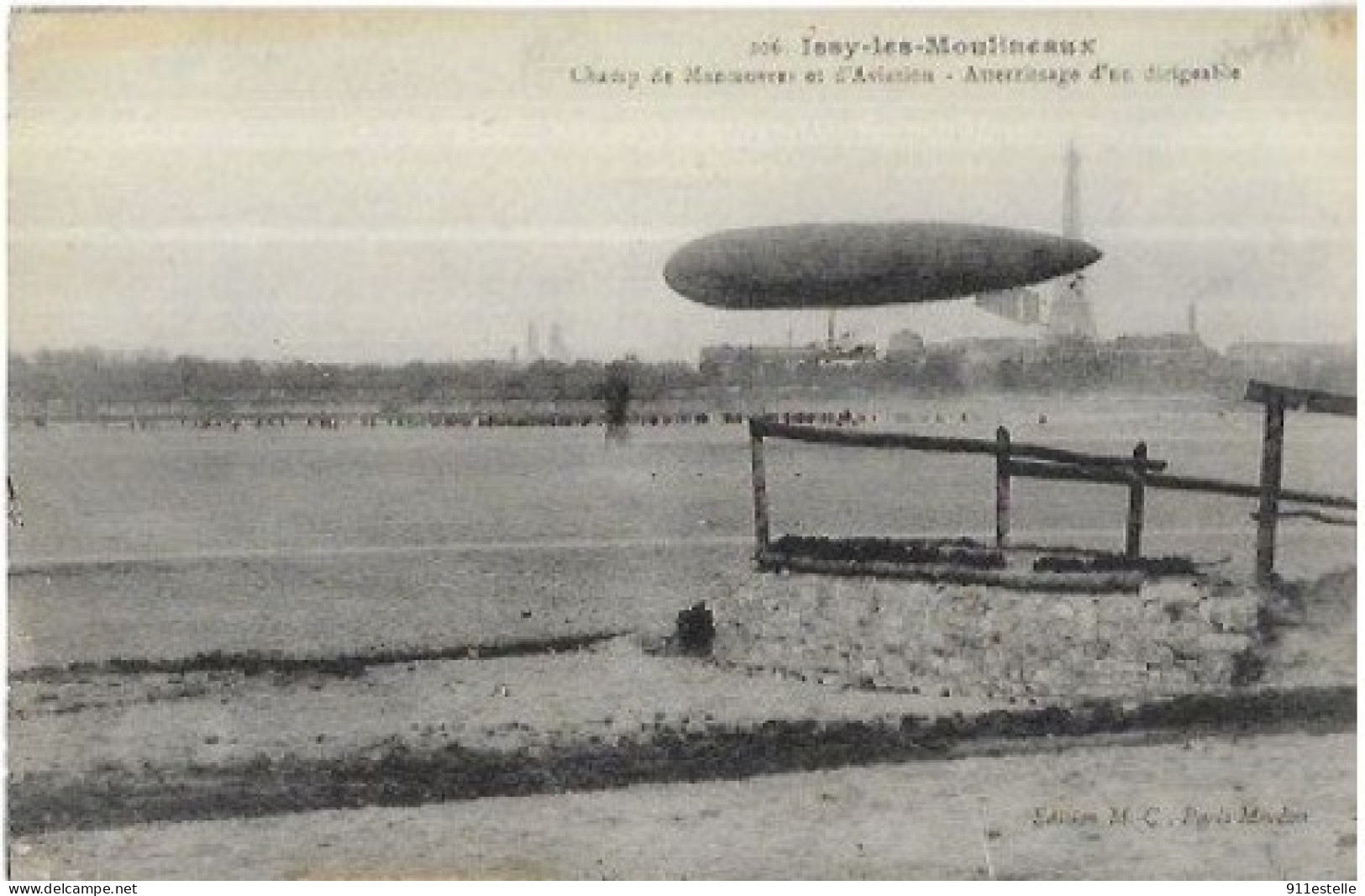 92 Issy  Les Moulineaux ; CHAMP DE MANOEUVRES  ET D AVIATION / ATTERRISAGE D UN DIRIGEABLE EN 1918 - Zeppeline