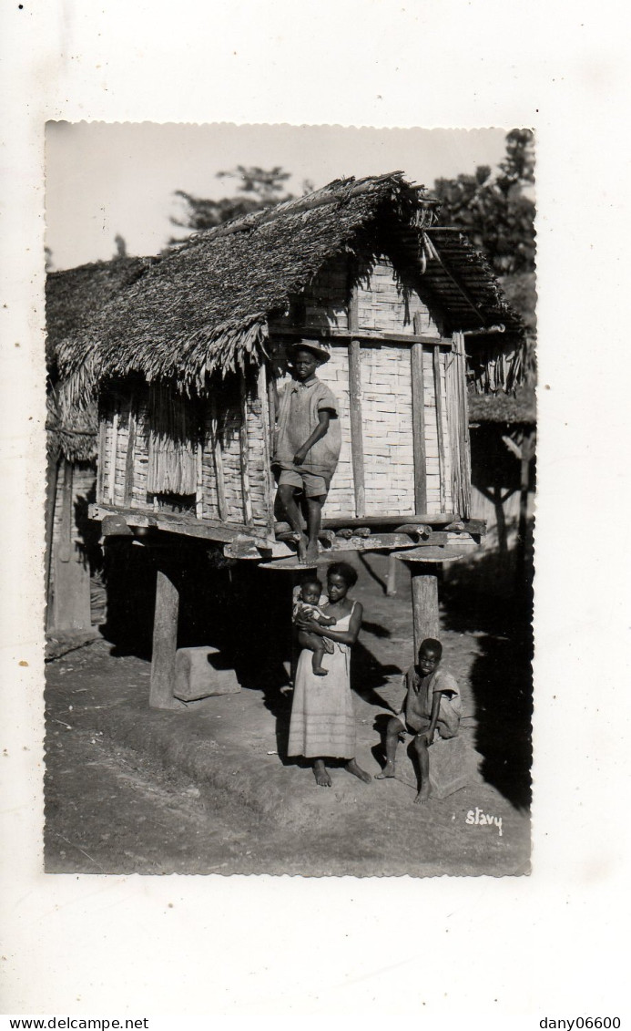 MADAGASCAR - Case Malgache Sur Pilotis  (carte Photo Animée) - Madagascar