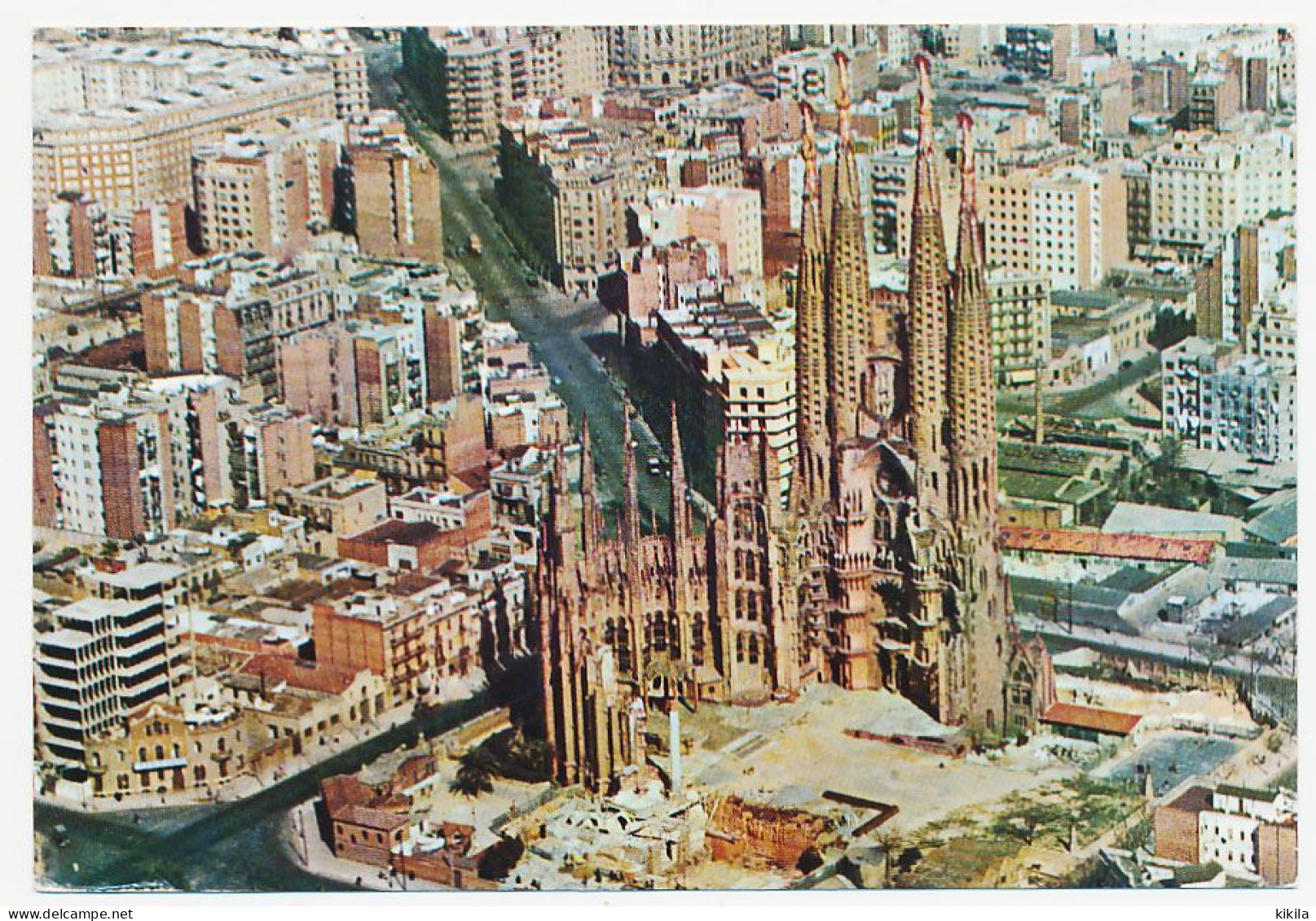 CPSM / CPM  10.5 X 15 Espagne (179) BARCELONA  Vue D'avion De La "Sainte Famille"  Sagrada Familia - Barcelona