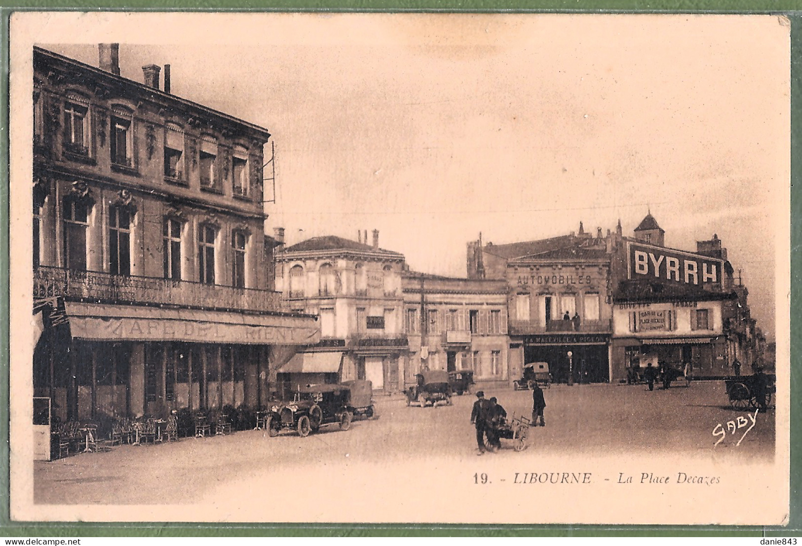 CPA Vue Rare - GIRONDE - LIBOURNE - PLACE DECAZES - Animation Devant Le Café De L'Orient, Automobiles, Garage, Commerces - Libourne