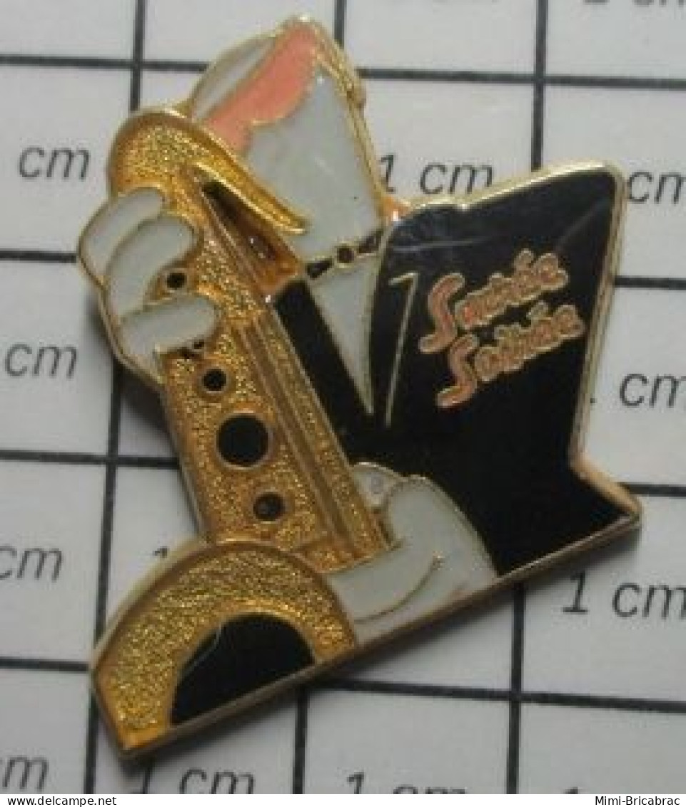 3417 Pin's Pins / Beau Et Rare : MEDIAS / EMISSION DE TELE SACRE SOIREE SAXOPHONE MUSICIEN - Media