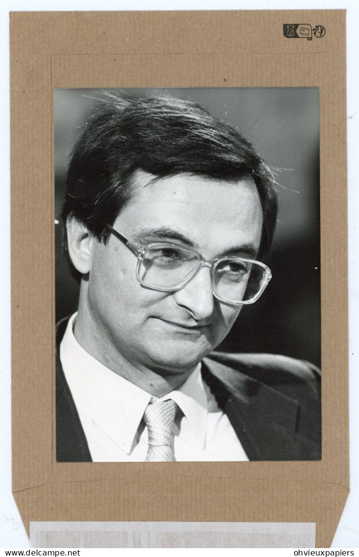 lot de 8  photos  -  JACQUES ATTALI   homme politique conseiller de  MITTERRAND