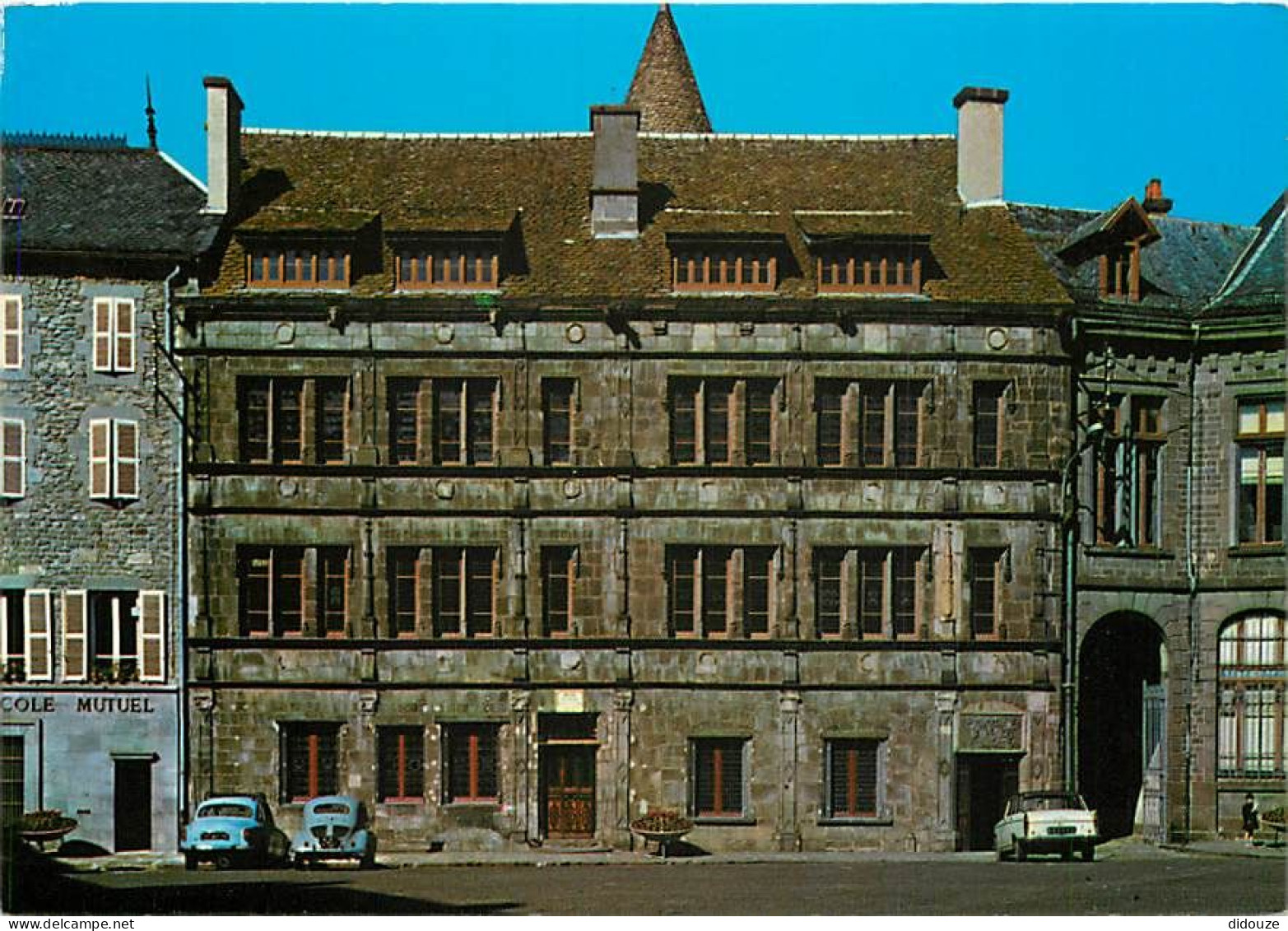 Automobiles - Saint Flour - L'Hotel Des Consuls - Musée Alfred Drouet - L A Façade Renaissance - CPM - Voir Scans Recto- - Passenger Cars